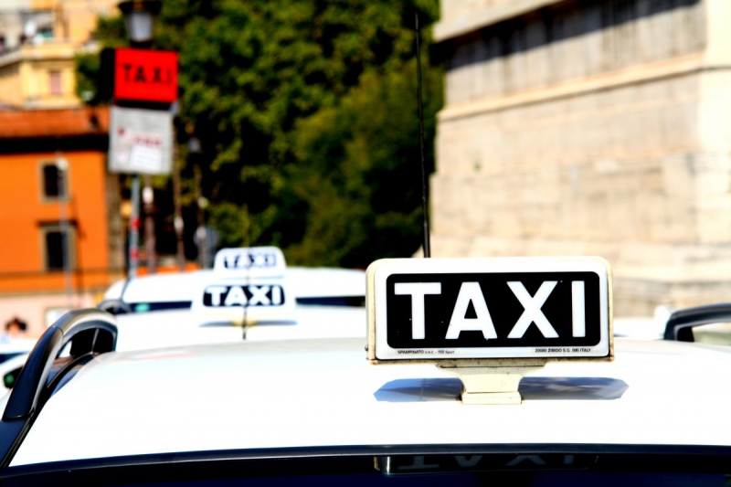 taxis-TOUET DE L ESCARENE-min_taxi_auto_rome_road_white-1051610